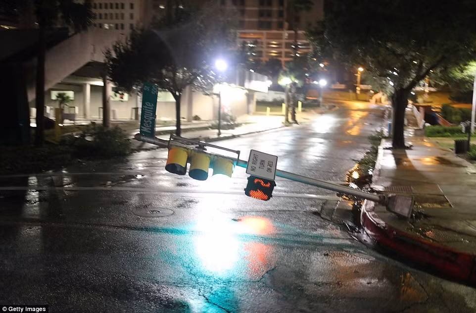 Siêu bão tấn công Texas, Mỹ, ước tính gây thiệt hại 40 tỉ đô ảnh 2