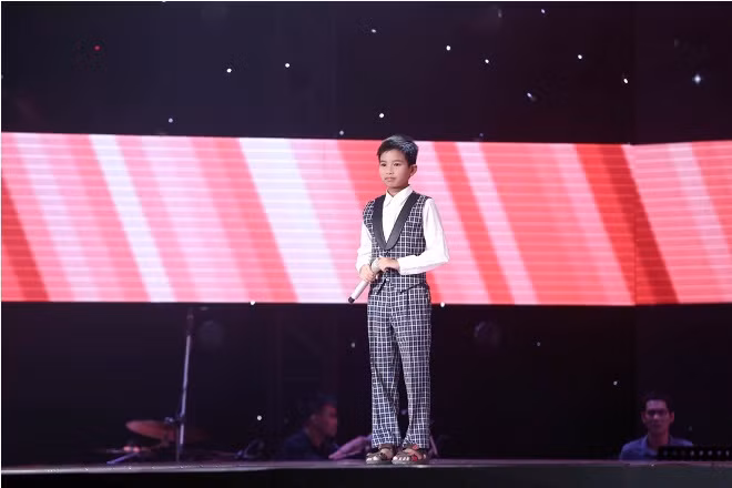 The Voice Kids 2017: Cậu bé nông dân Thanh Hoá hát 'Đêm ả đào' khiến các HLV phát cuồng ảnh 2