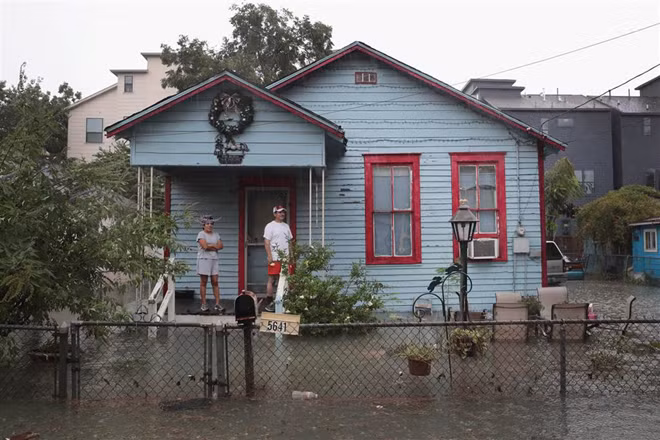 Cận cảnh siêu bão mạnh nhất trong 50 năm tàn phá Houston, đường phố thành sông ảnh 11