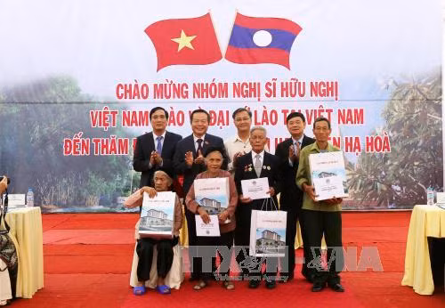 Phó Chủ tịch Quốc hội Phùng Quốc Hiển và Đại sứ Lào thăm Khu di tích Đền Chu Hưng ảnh 2