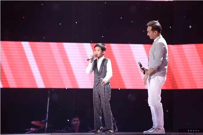 The Voice Kids 2017: Cậu bé nông dân Thanh Hoá hát 'Đêm ả đào' khiến các HLV phát cuồng ảnh 3