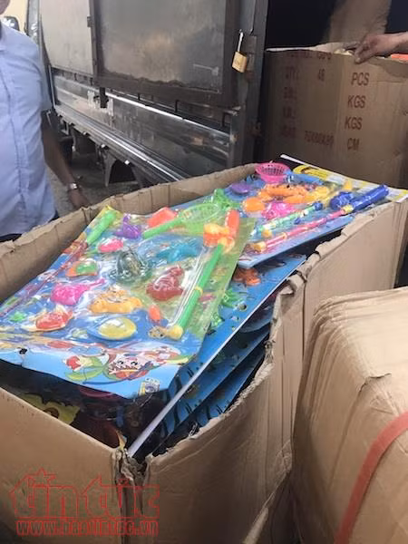 29 thùng đồ chơi trẻ em không rõ nguồn gốc chưa kịp tuồn ra thị trường ảnh 1