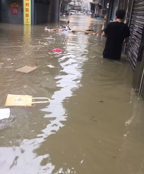 Người dân Hong Kong, Macau gồng mình trong bão Hato ảnh 7