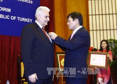 Trao Kỷ niệm chương Vì Sự nghiệp khoa học xã hội cho Thủ tướng Thổ Nhĩ Kỳ Binali Yildirim ảnh 1