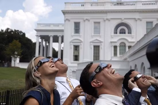 Hành động lạ thường khi ngắm nhật thực toàn phần của Tổng thống Trump ảnh 4