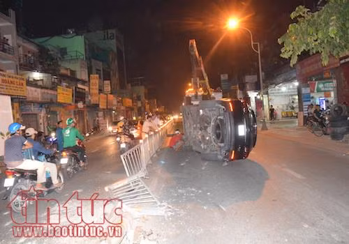 Phân luồng hiện trường tai nạn, bảo vệ dân phố bị xe đâm nhập viện ảnh 1