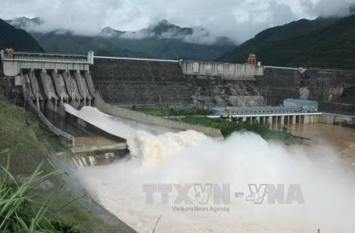 Thủy điện Sơn La tiếp tục xả đáy ảnh 1