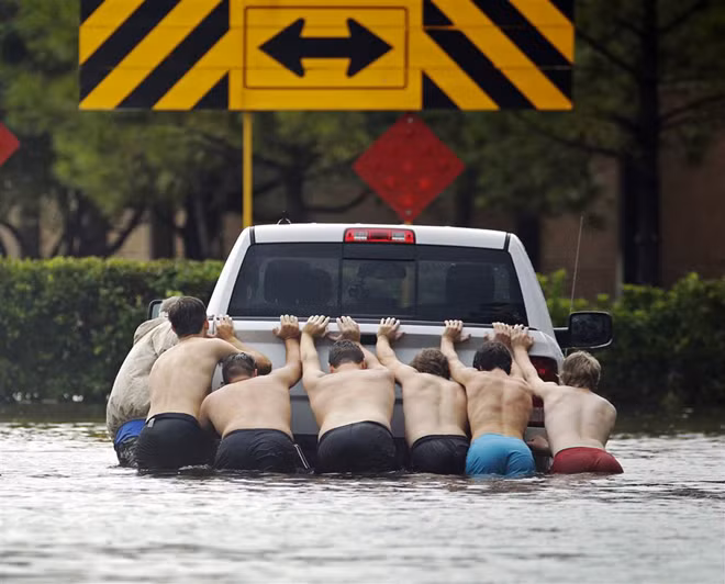 Cận cảnh siêu bão mạnh nhất trong 50 năm tàn phá Houston, đường phố thành sông ảnh 15