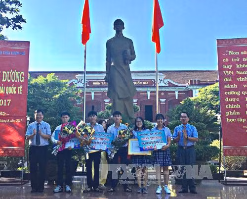 Nhóm học sinh Huế chế tạo thiết bị thiên văn học ảnh 1