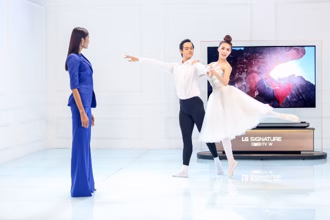 The Face tập 11: Hoàng Thuỳ chọn sắc xanh đầy cá tính, lăn lộn cùng thí sinh ảnh 5