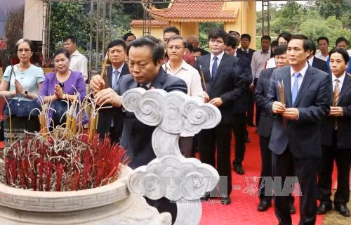 Phó Chủ tịch Quốc hội Phùng Quốc Hiển và Đại sứ Lào thăm Khu di tích Đền Chu Hưng ảnh 1