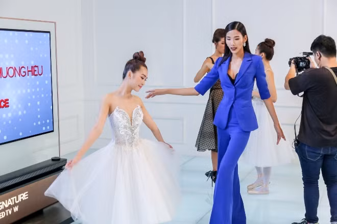 The Face tập 11: Hoàng Thuỳ chọn sắc xanh đầy cá tính, lăn lộn cùng thí sinh ảnh 7