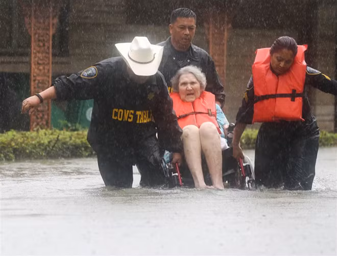 Cận cảnh siêu bão mạnh nhất trong 50 năm tàn phá Houston, đường phố thành sông ảnh 4