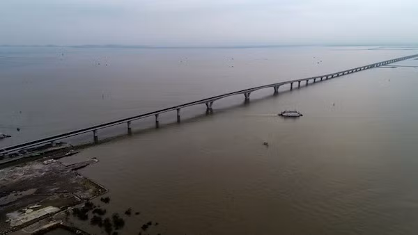 Khám phá ‘đường hầm’ đặc biệt tại cầu vượt biển dài nhất Việt Nam ảnh 1