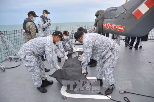 Tìm thấy thi thể 10 thủy thủ trong vụ va chạm tàu khu trục USS John McCain ảnh 1