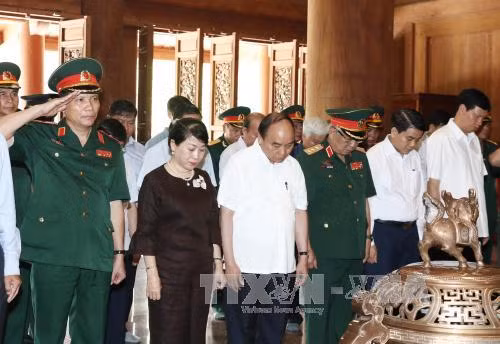 Thủ tướng Nguyễn Xuân Phúc dâng hương tưởng nhớ Bác Hồ tại Khu di tích K9 ảnh 1