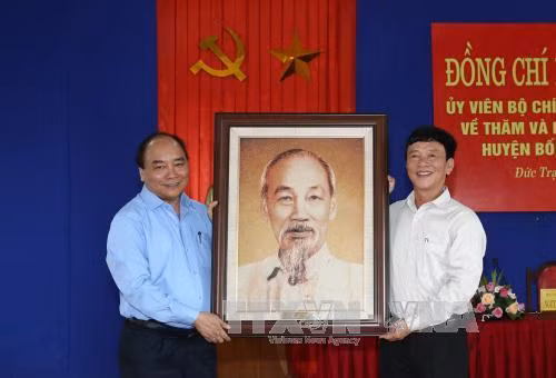 Thủ tướng Nguyễn Xuân Phúc thăm xã Đức Trạch, tỉnh Quảng Bình ảnh 2