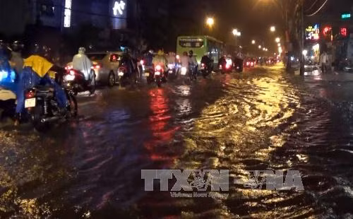 TP Hồ Chí Minh: Mưa lớn khiến nhiều nơi ngập sâu trong nước ảnh 1
