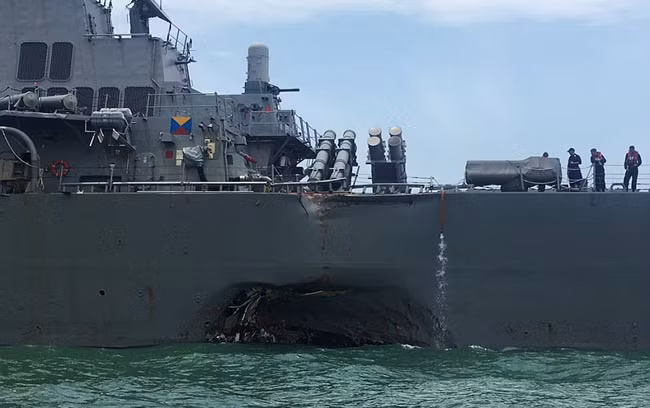 Cận cảnh 'thương tích' của tàu khu trục USS John S McCain sau cú đâm của tàu chở dầu ảnh 2