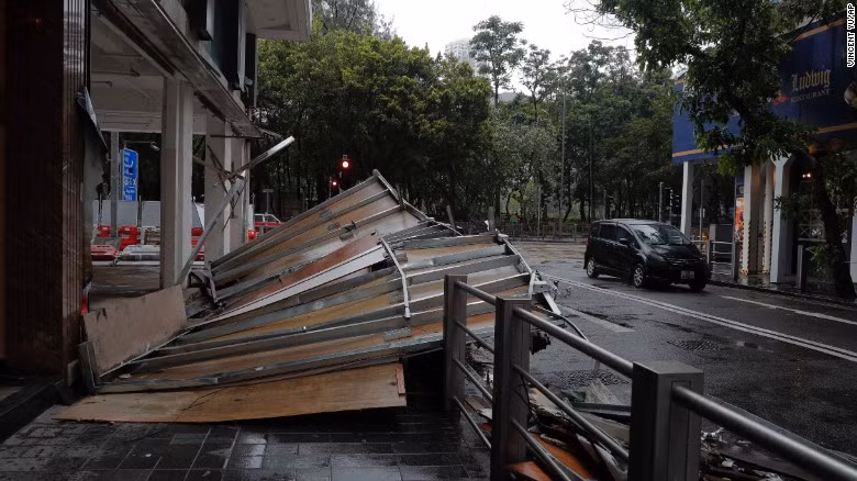 Người dân Hong Kong, Macau gồng mình trong bão Hato ảnh 5