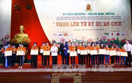 Tặng học bổng cho con, cháu nạn nhân chất độc da cam nỗ lực vượt khó ảnh 1