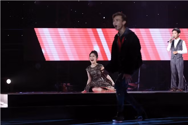 The Voice Kids 2017: Cậu bé nông dân Thanh Hoá hát 'Đêm ả đào' khiến các HLV phát cuồng ảnh 7