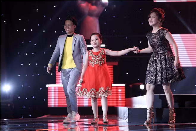 The Voice Kids 2017: Trần Xương Nhi hát 'Ba kể con nghe' hồn nhiên mà làm 'đắm lòng' HLV ảnh 3