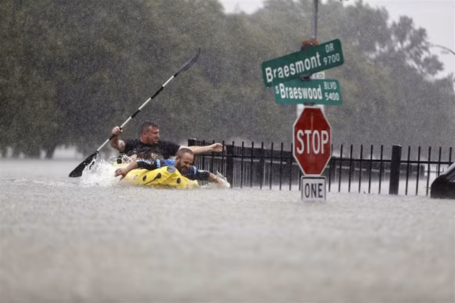 Cận cảnh siêu bão mạnh nhất trong 50 năm tàn phá Houston, đường phố thành sông ảnh 10