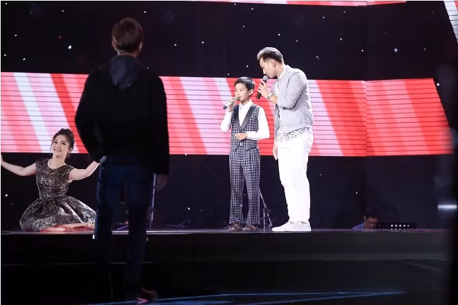 The Voice Kids 2017: Cậu bé nông dân Thanh Hoá hát 'Đêm ả đào' khiến các HLV phát cuồng ảnh 6
