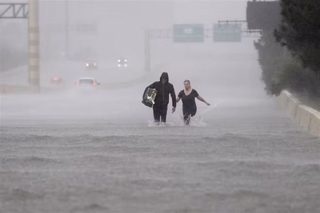 Cận cảnh siêu bão mạnh nhất trong 50 năm tàn phá Houston, đường phố thành sông ảnh 8