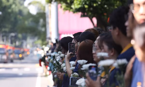 Người dân cầm hoa cúc trắng tiễn 731 liệt sĩ về nơi an nghỉ