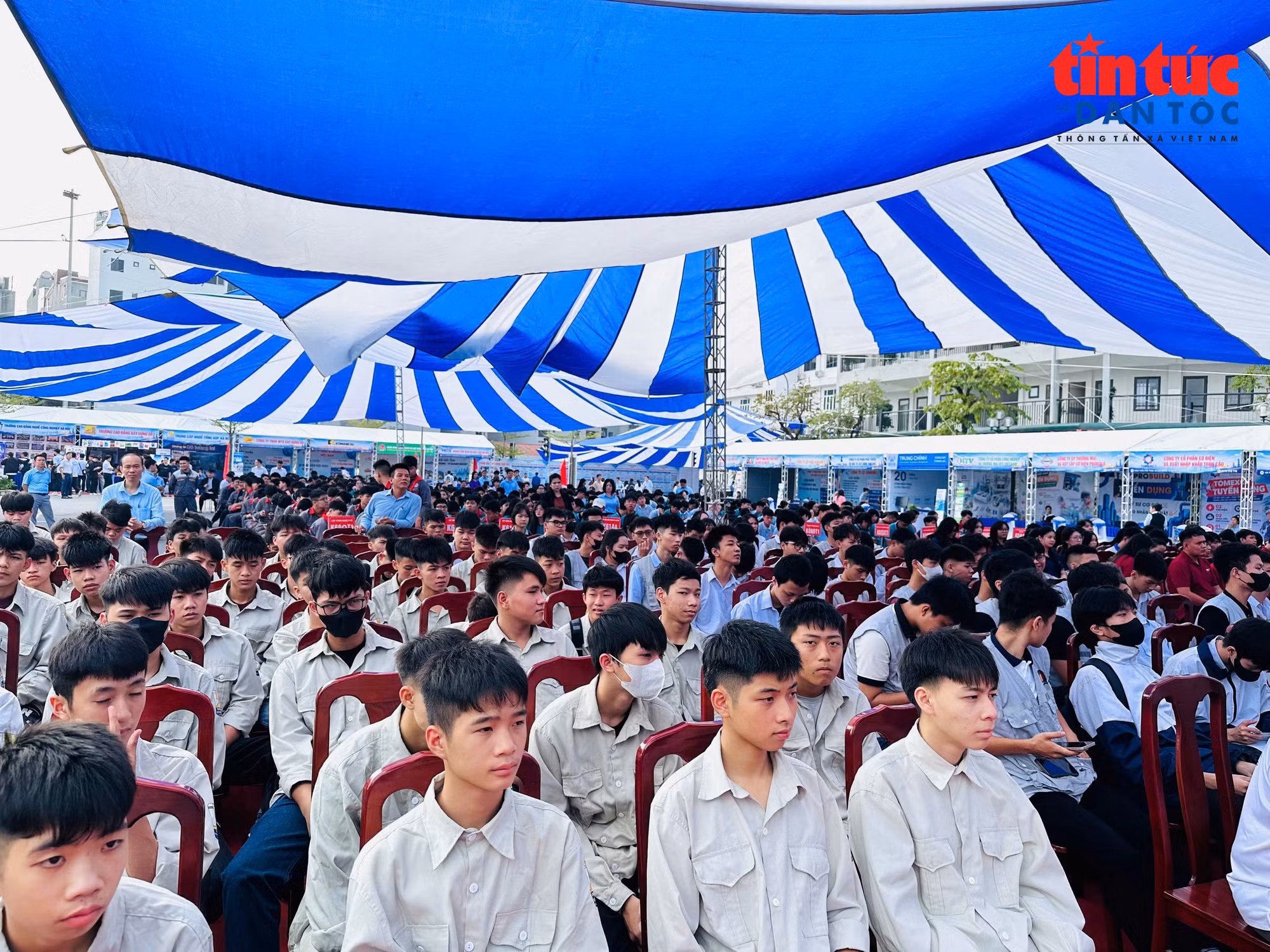 baotintuc_tr_giaodichvieclamchuyedexaydung311026-12.jpg