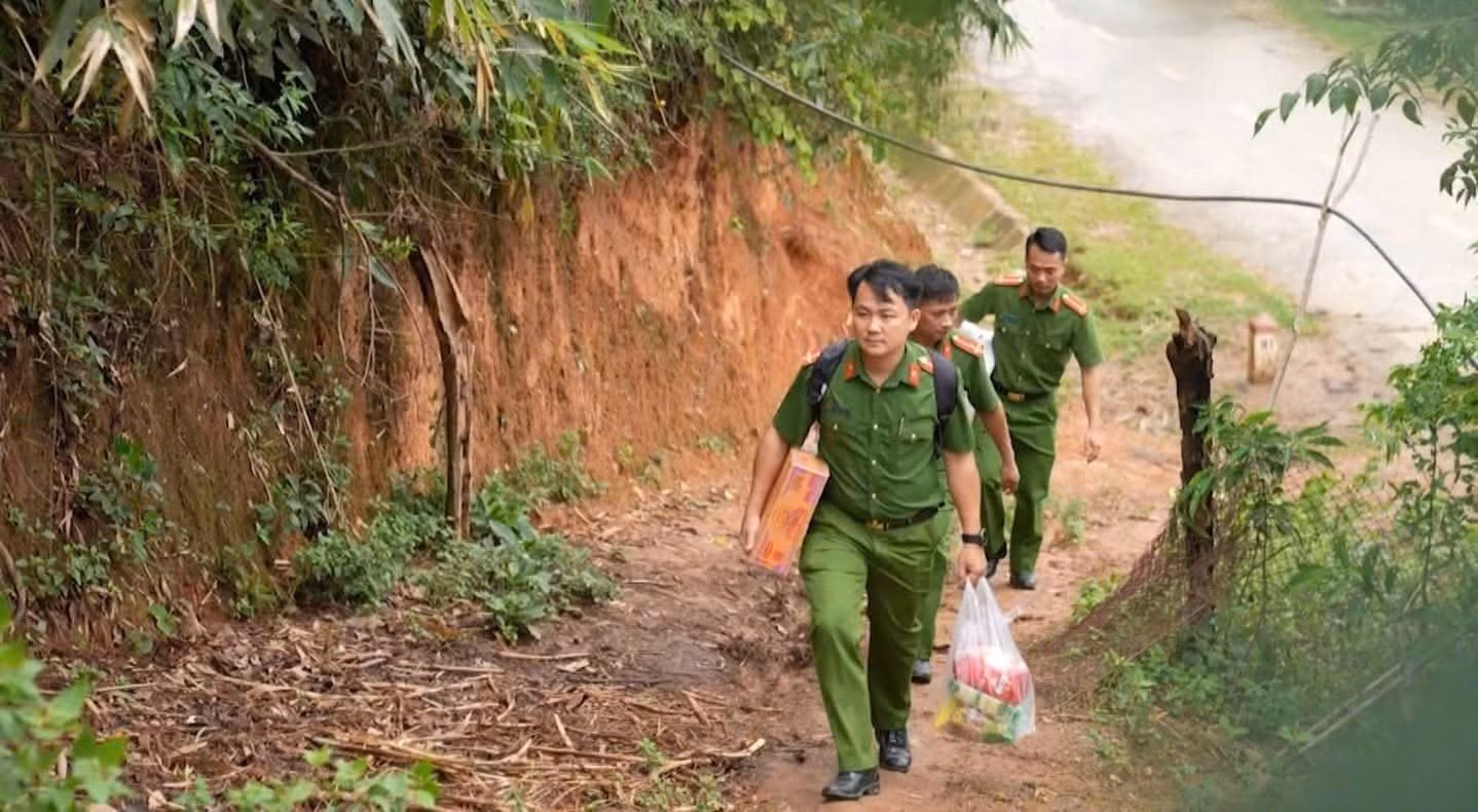 Anh Chà Văn Minh cùng đồng đội mang nhu yếu phẩm tới hỗ trợ bà con.