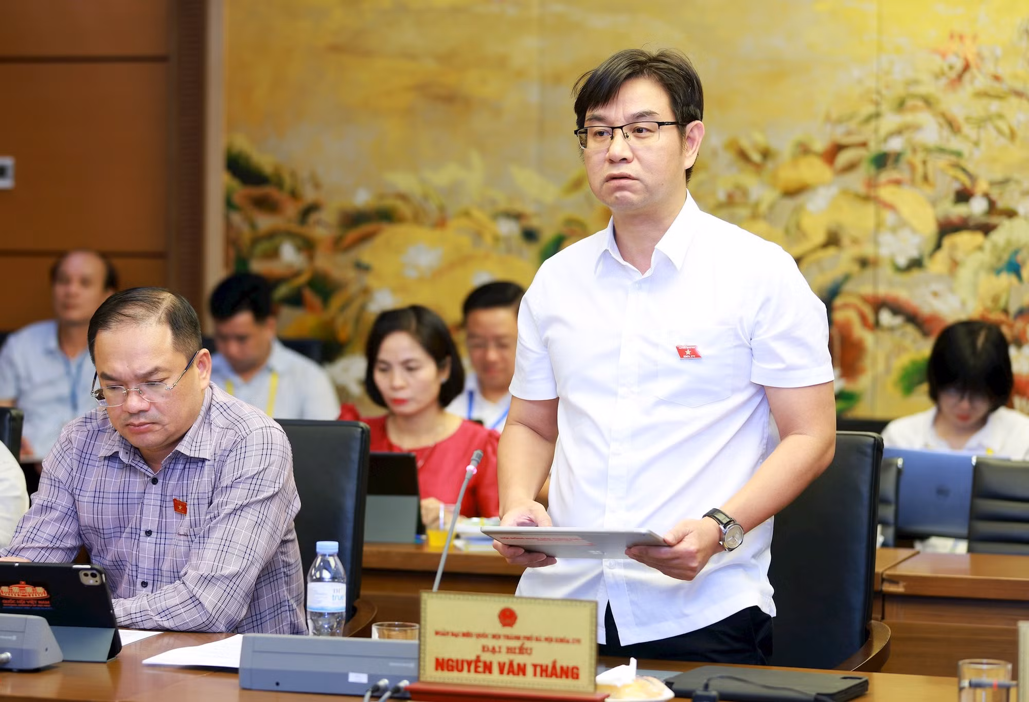 Đại biểu Nguyễn Văn Thắng phát biểu. Ảnh: Văn Tuyến