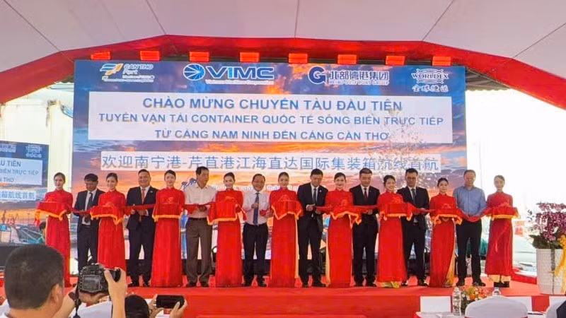 Nghi thức cắt băng đón chuyến tàu đầu tiên. Ảnh: nhandan.vn