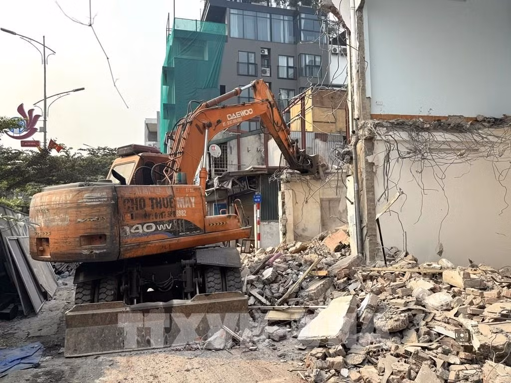 Với giải phóng mặt bằng, theo lãnh đạo Bộ Tài chính, yêu cầu trước hết là đẩy nhanh bồi thường, hỗ trợ, tái định cư và hoàn thiện hồ sơ để bàn giao ngay những phần mặt bằng đủ điều kiện thi công. Không nên chờ hoàn thành toàn bộ mặt bằng mới tổ chức thi công, mà cần tạo điều kiện để nhà thầu triển khai cuốn chiếu, duy trì khối lượng liên tục. Ảnh: Quốc Lũy/TTXVN
