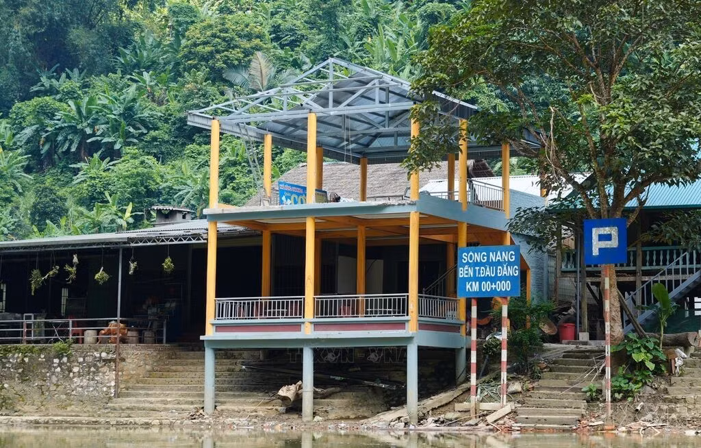 Công trình vi phạm tại thôn Đầu Đẳng, xã Ba Bể, đang được tháo dỡ. Ảnh: Hoàng Nguyên/TTXVN