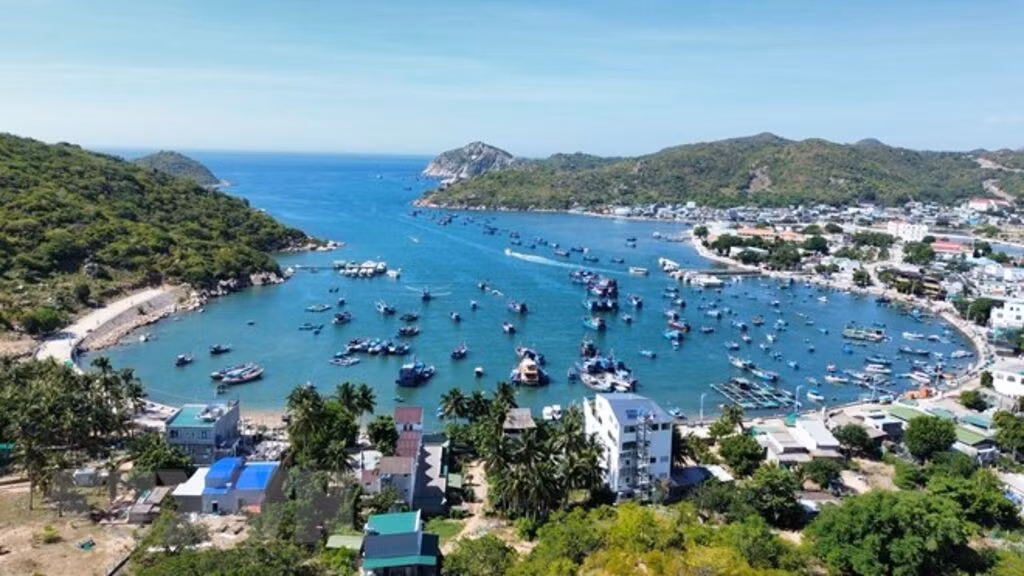 Danh thắng Vịnh Vĩnh Hy nằm trong Khu Dự trữ Sinh quyển Thế giới Núi Chúa. Ảnh: Nguyễn Thành/TTXVN