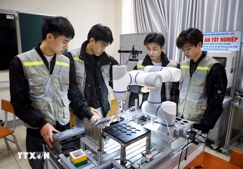 Sinh viên thực tập Môn lập trình vi điều khiển tại Trường Cao đẳng Công nghệ Việt-Hàn Bắc Giang. Ảnh minh họa: Danh Lam/TTXVN