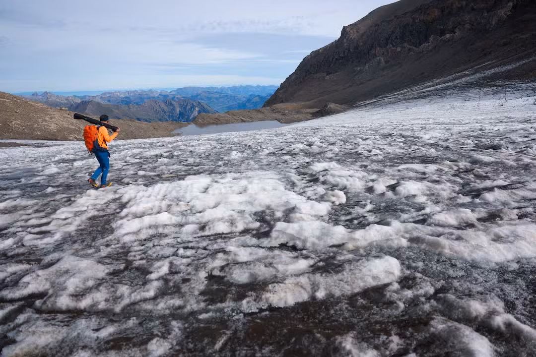 Matthias Huss, nhà nghiên cứu băng hà học tại ETH Zurich kiêm người đứng đầu chương trình Giám sát Băng hà tại Thụy Sĩ (GLAMOS), đang đi trên sông băng Scex Rouge để đo lường sự sụt giảm khối lượng băng do biến đổi khí hậu, tại khu vực Glacier 3000 ở Les Diablerets, Thụy Sĩ, ngày 24/9/2026. Ảnh: Reuters