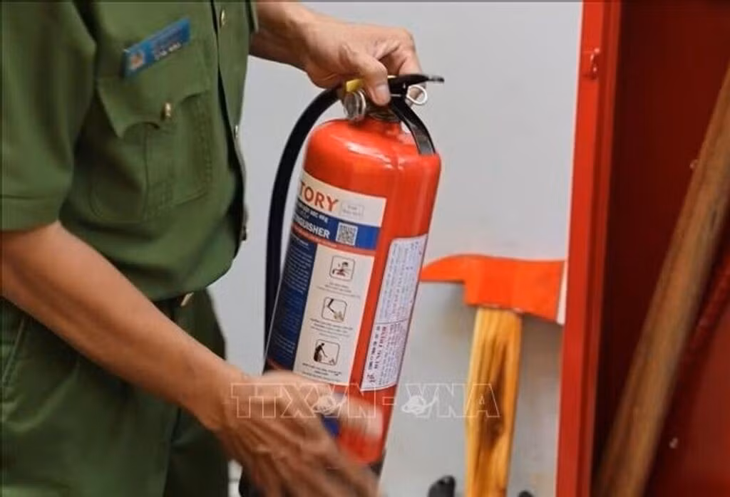 Bình chữa cháy tại điểm chữa cháy công cộng được kiểm tra, bảo đảm sẵn sàng sử dụng khi có sự cố. Ảnh minh họa: Hồng Đạt/TTXVN