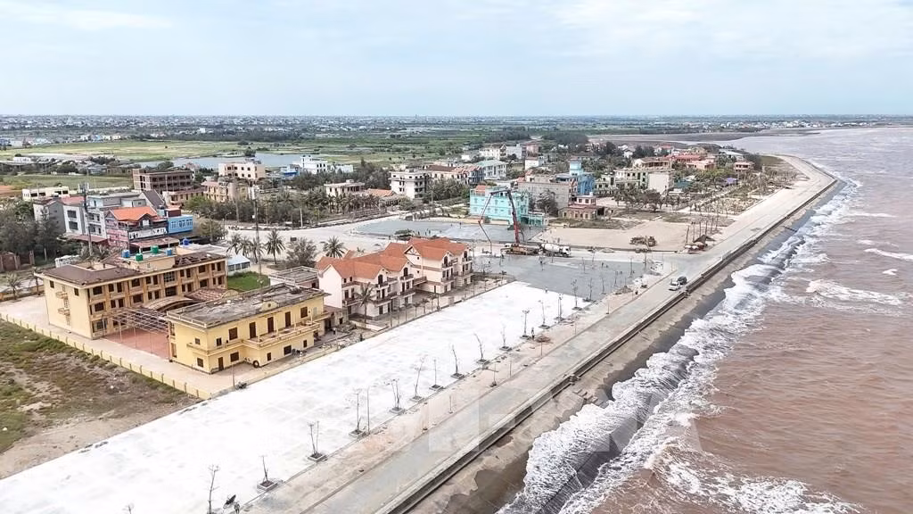 Không gian du lịch biển xã Giao Ninh đang chuẩn bị được đầu tư đồng bộ kết cấu hạ tầng. Ảnh: Công Luật/TTXVN