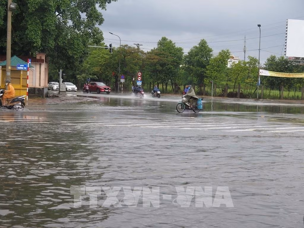 Một số tuyến đường ở Nghệ An bị ngập cục bộ sau mưa lớn. Ảnh tư liệu: Văn Nhật/TTXVN