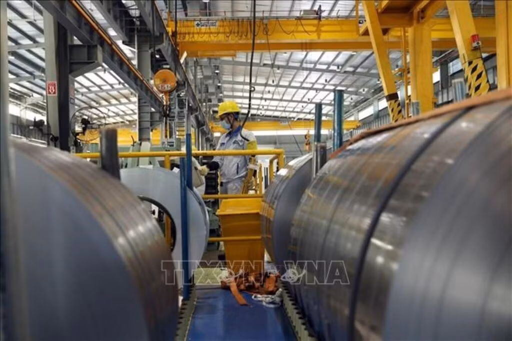 Sản xuất thép cuộn xuất khẩu tại Công ty TNHH Thép JFE Shoji Hải Phòng, vốn đầu tư Nhật Bản, tại Khu công nghiệp đô thị VSIP Hải Phòng. Ảnh: Danh Lam/TTXVN