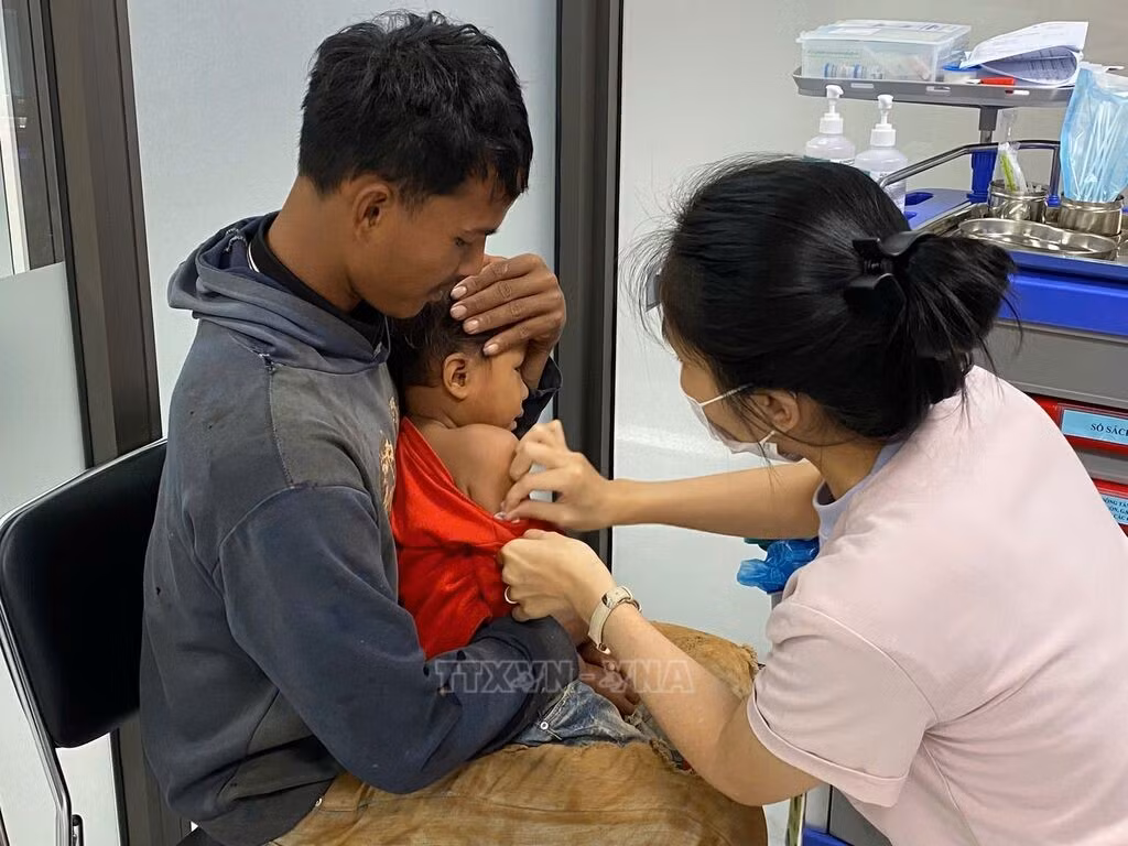 Tiêm vaccine phòng cúm mùa tại Đơn vị tiêm chủng Bệnh viện Hùng Vương Gia Lai (đường Lê Duẩn, phường Trà Bá, thành phố Pleiku). Ảnh tư liệu: Hồng Điệp/TTXVN.