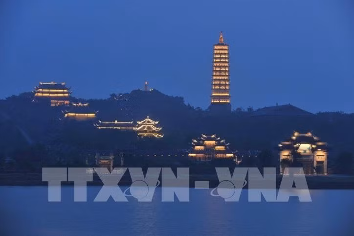 Chùa Bái Đính thuộc Khu du lịch sinh thái Tràng An, là một quần thể chùa lớn có diện tích 539 ha bao gồm các khu vực như: Công viên văn hóa và học viện Phật giáo, khu đón tiếp và công viên cảnh quan, đường giao thông, khu hồ Đàm Thị, hồ phóng sinh và nhiều công trình vẫn đang được tiếp tục xây dựng. Ảnh: Minh Đức/TTXVN