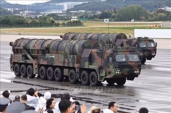 Tên lửa đạn đạo Hyunmoo-5 tại căn cứ không quân Seoul, Hàn Quốc. Ảnh tư liệu - minh họa: Yonhap/TTXVN