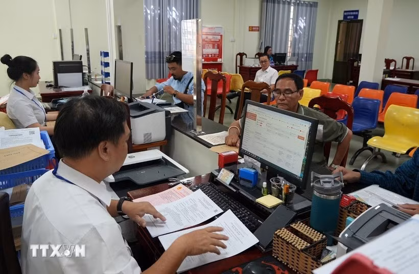 Giải quyết hồ sơ, thủ tục hành chính cho người dân và doanh nghiệp tại Trung tâm hành chính công phường Rạch Giá (An Giang). Ảnh minh họa: Lê Huy Hải/TTXVN