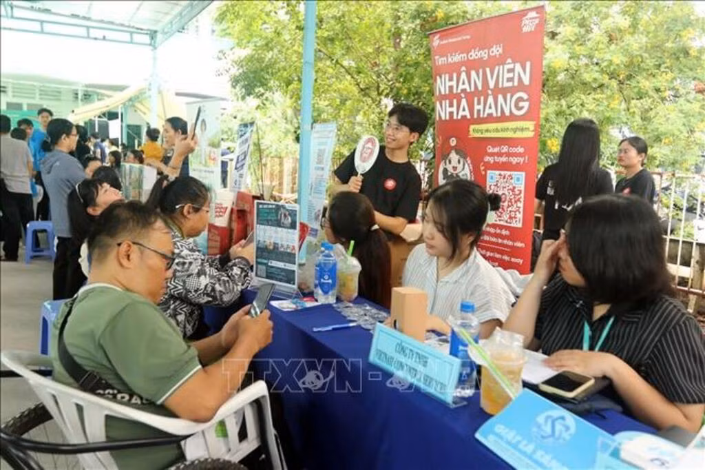 Người khuyết tật tìm kiếm việc làm tại Ngày hội việc làm ở TP Hồ Chí Minh. Ảnh minh họa: Thanh Vũ/TTXVN