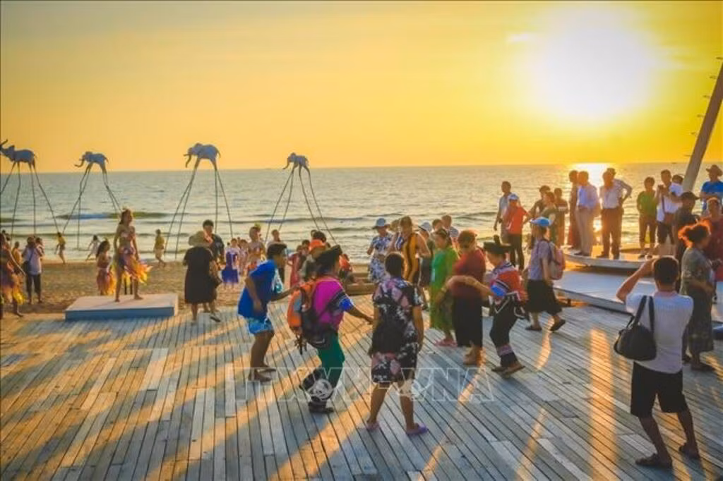 Du khách đón hoàng hôn tại bãi biển Sunset Sanato, Bãi Trường, thành phố Phú Quốc. Ảnh: Hồng Đạt/TTXVN.
